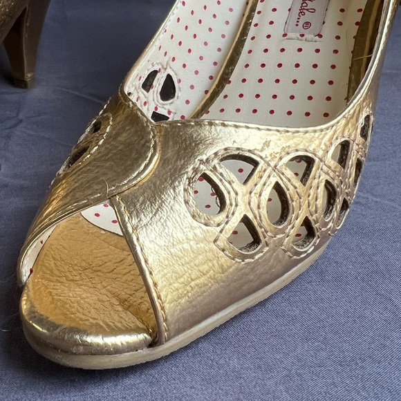 sz 6 retro style gold peep-toe pumps - Picture 3 of 5